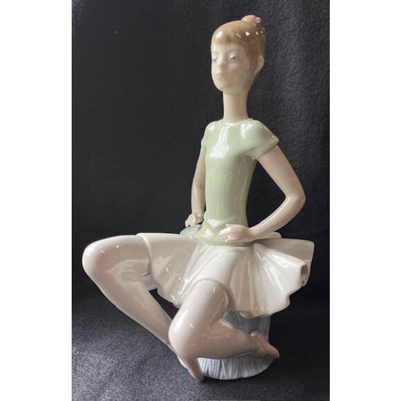 Vintage Lladro 1360 Spain, Laura / Ballet Green (Ballerina sitting) Retired - Picture 1 of 8